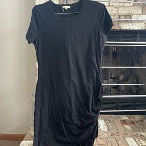 Fitted stretchy black short sleeve dress